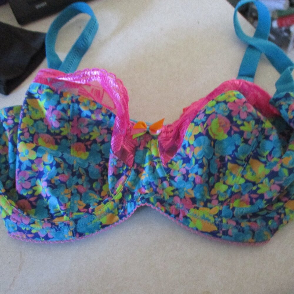Vibrant Floral Underwire Bra with Pink Lace Trim